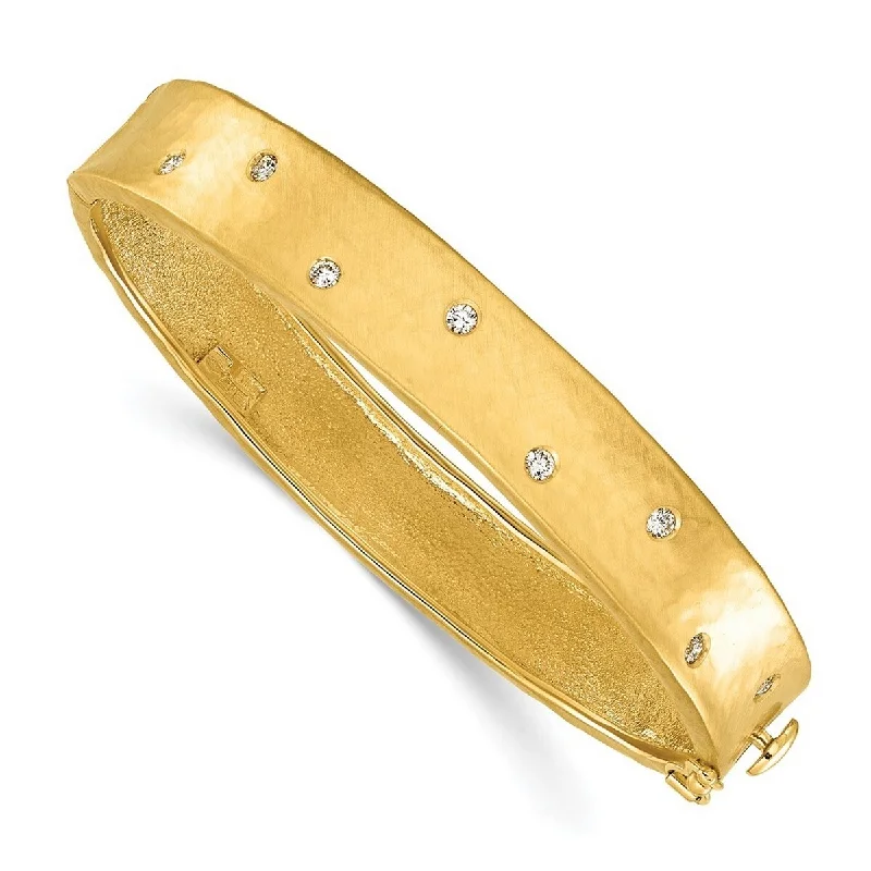 Curata Italian 18k Yellow Gold 7.5" 0.32 cttw Diamond Hammered Hinged Bangle Bracelet - 11mm x 7.5"